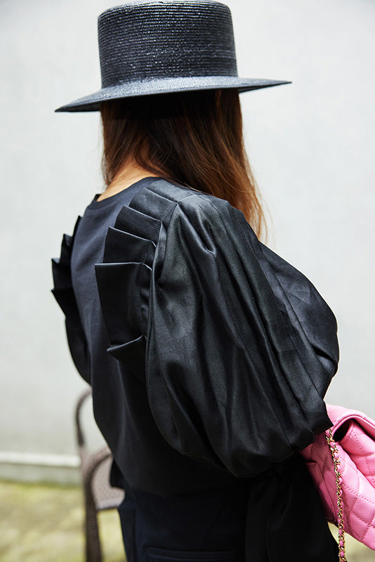 BLACK PLEATS TOPS